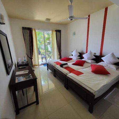 Rainbow Lagoon Resort Negombo Buitenkant foto