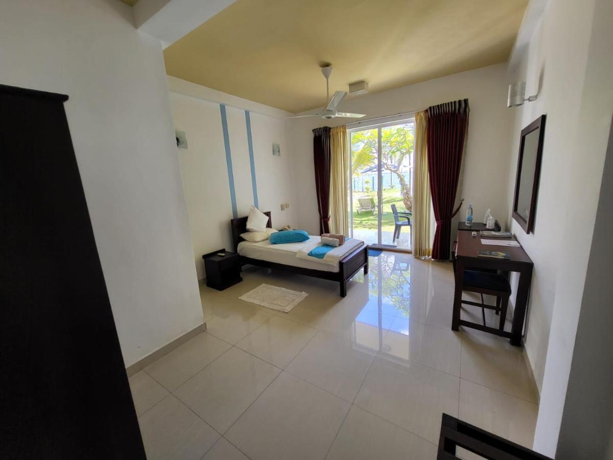 Rainbow Lagoon Resort Negombo Buitenkant foto