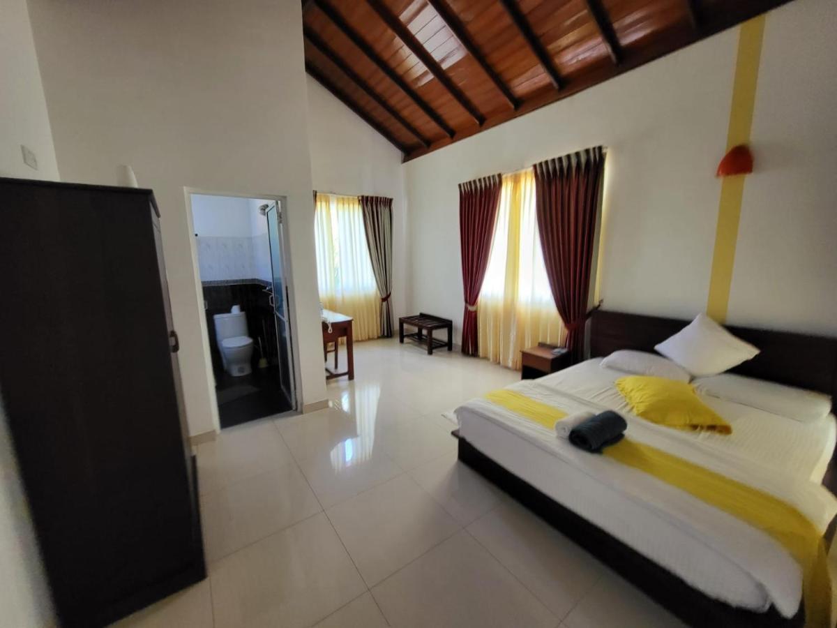 Rainbow Lagoon Resort Negombo Buitenkant foto