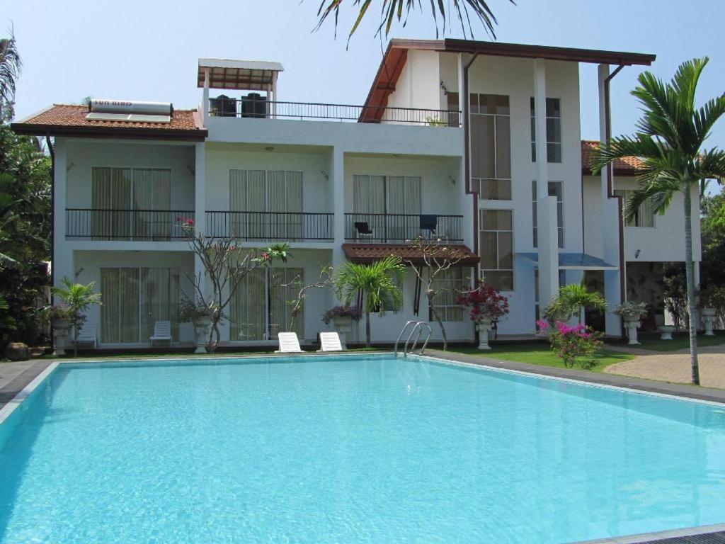Rainbow Lagoon Resort Negombo Buitenkant foto